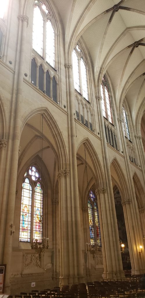 stained glass windows church in paris