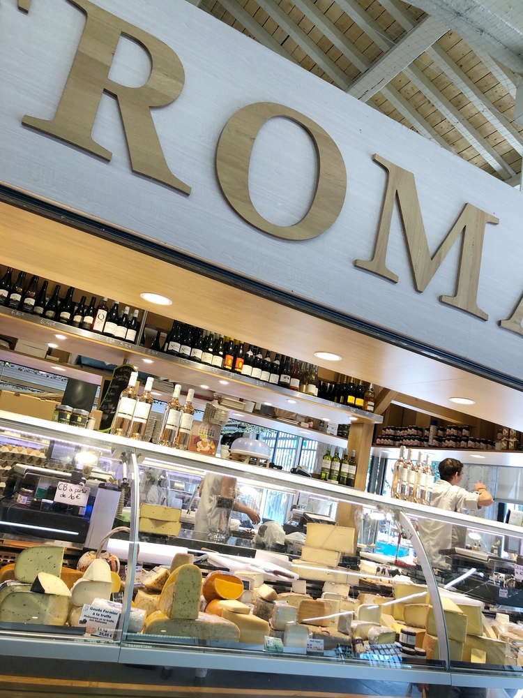 Fromagerie Case in Marche d'Aligre Paris