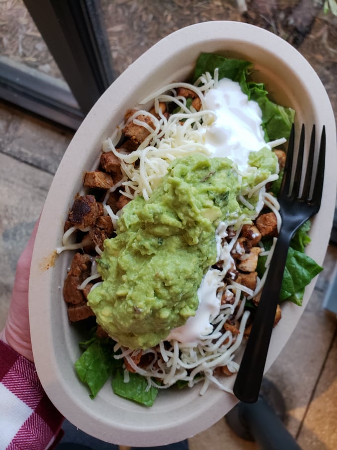 Wanna know how to order keto at Chipotle? Good! Today I'm telling you step by step instructions on how to order a keto friendly meal at Chipotle.
