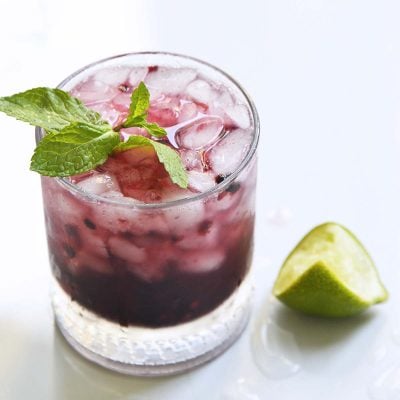 sparkling blackberry bourbon smash featured image
