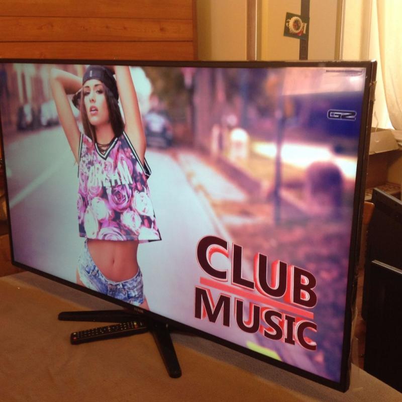 LUXOR 42-inch Smart ULTRA SLIM HD LED TV with built in Wifi, Freeview HD, great condition