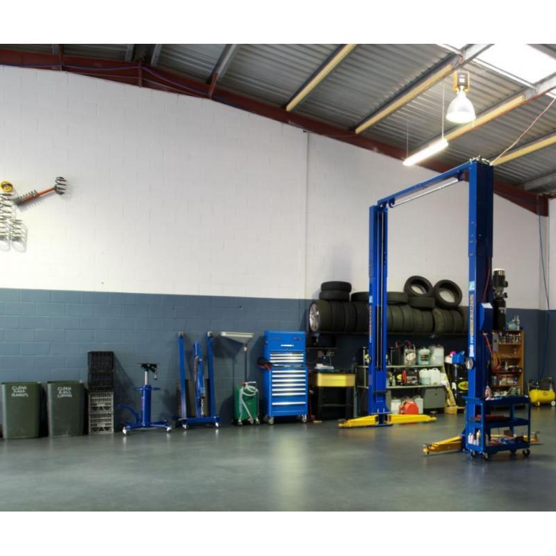 Mechanics garage and workshop unit for rent with lift for vehicle repairs on busy main road.