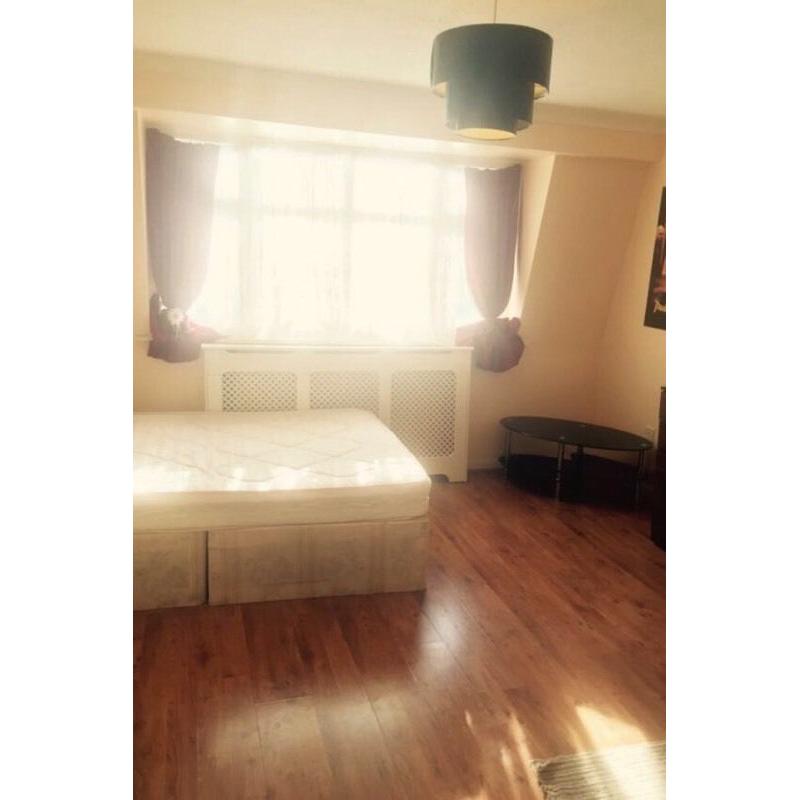 Lovely rooms available now near prince regent DLR