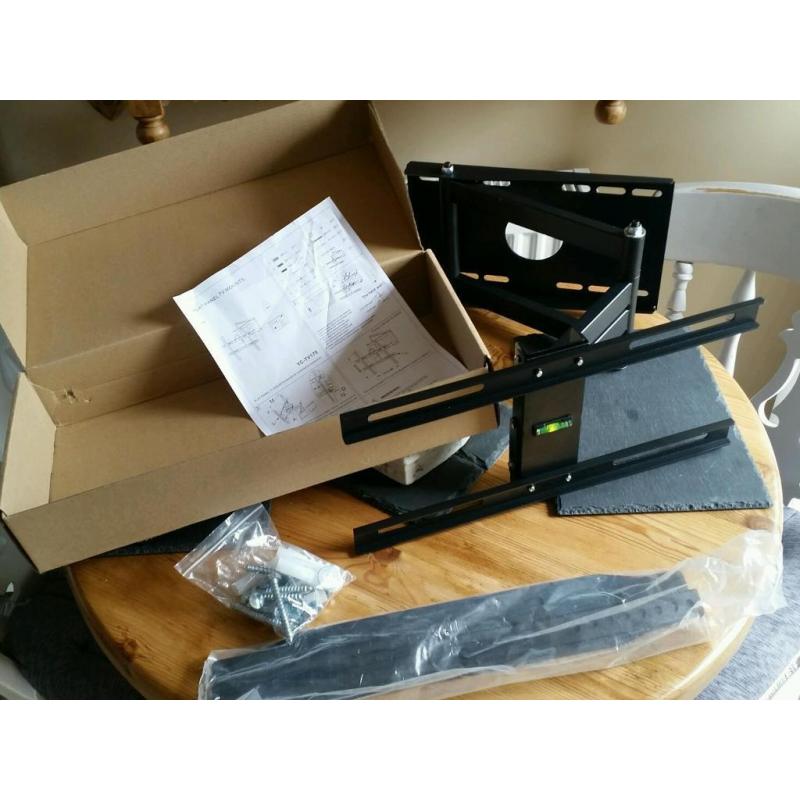 Pull out and tilt wall TV bracket. For 17 / 45 inch Flat Screen TVS. Max weight 35kg.