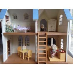 Sylvanian families Courtyard Restaurant with figures and furniture