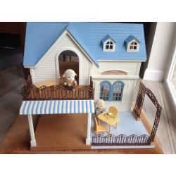 Sylvanian families Courtyard Restaurant with figures and furniture