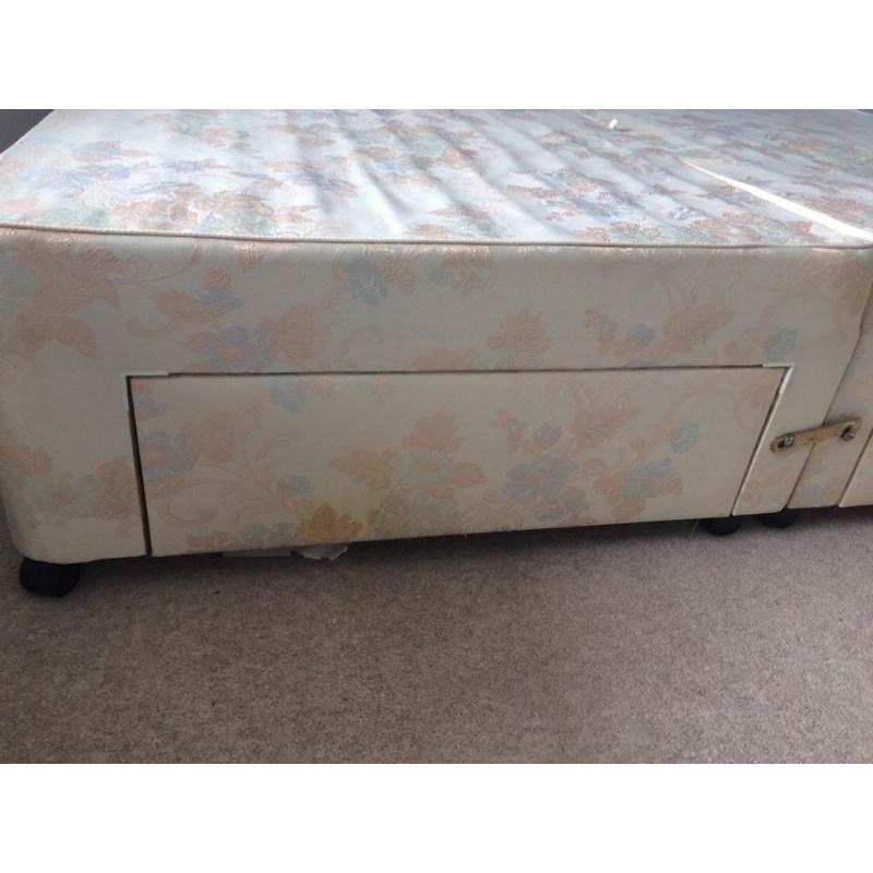 Double divan base. With 4 drawers.