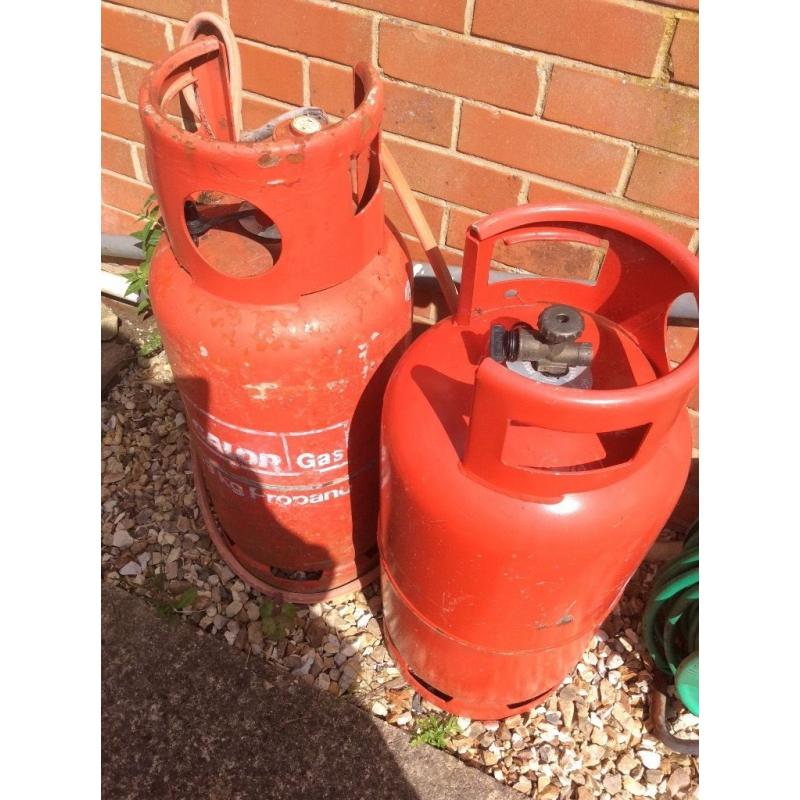 2x 19kg propane gas cylinders 1 full 1 part used