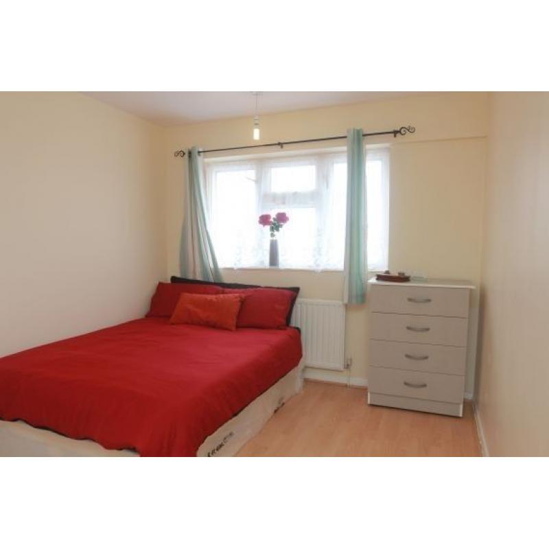 NB ***2 Double Rooms and 1 single room available within the same flat at CANARY WHARF