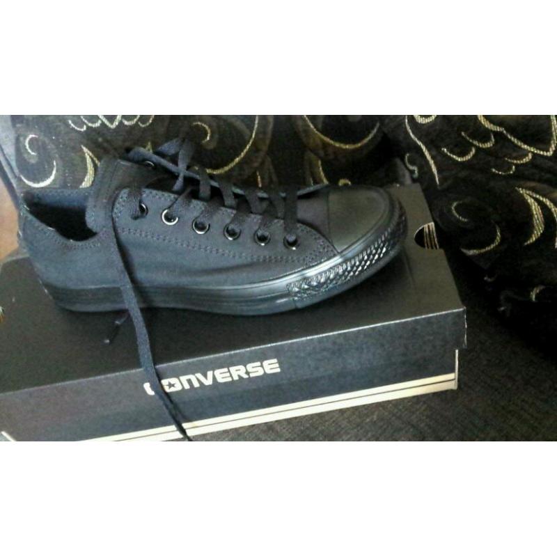 Full black converse size 6