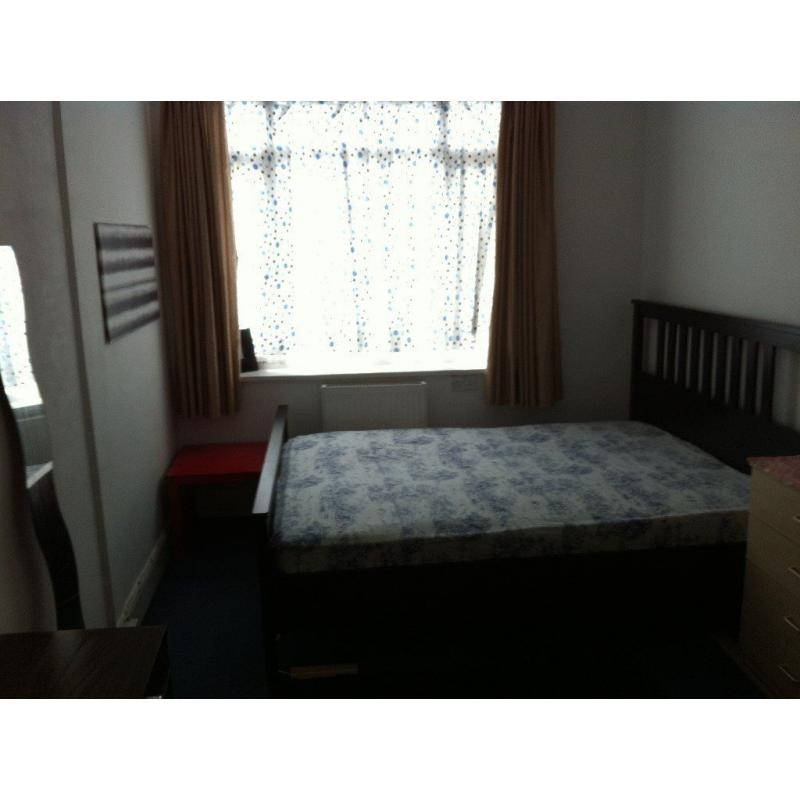 Double room in flatshare at Finchley Road / North Circular for short term or holidays