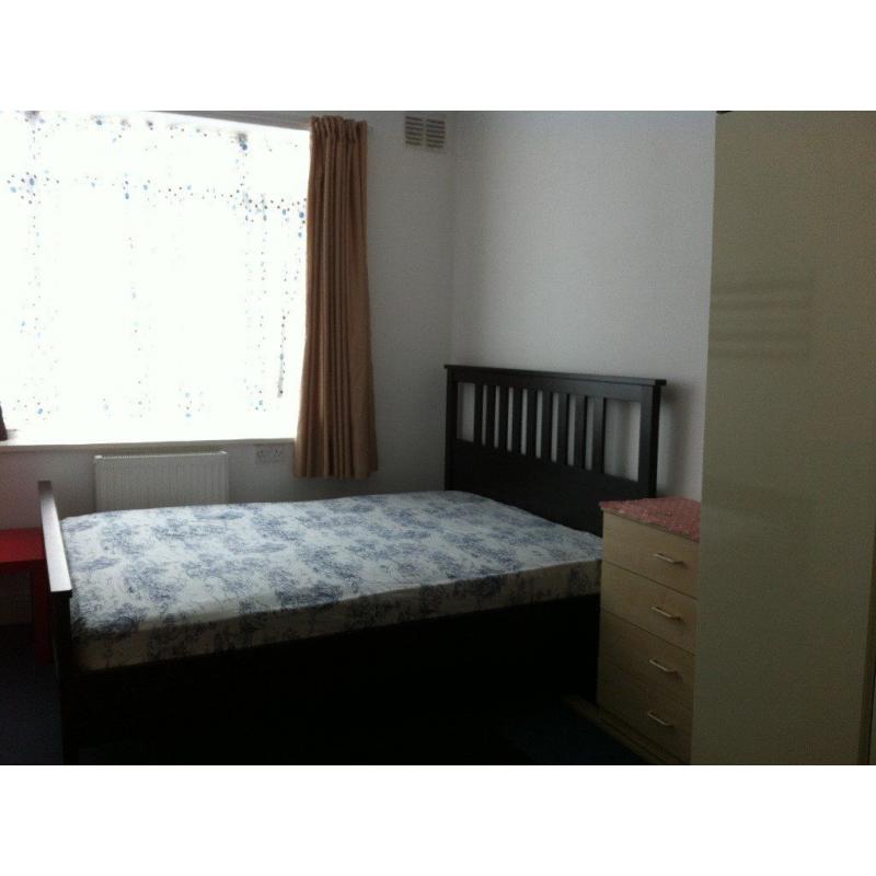 Double room in flatshare at Finchley Road / North Circular for short term or holidays