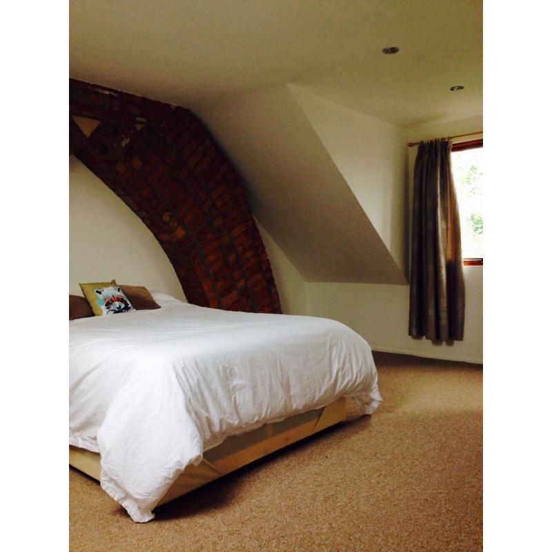 Very large double attic room available in Bath