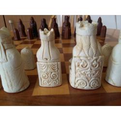 Large chess board and pieces excellent quality board and 32 piece set