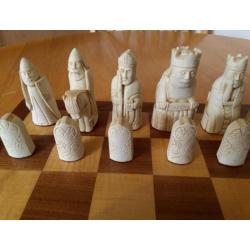 Large chess board and pieces excellent quality board and 32 piece set
