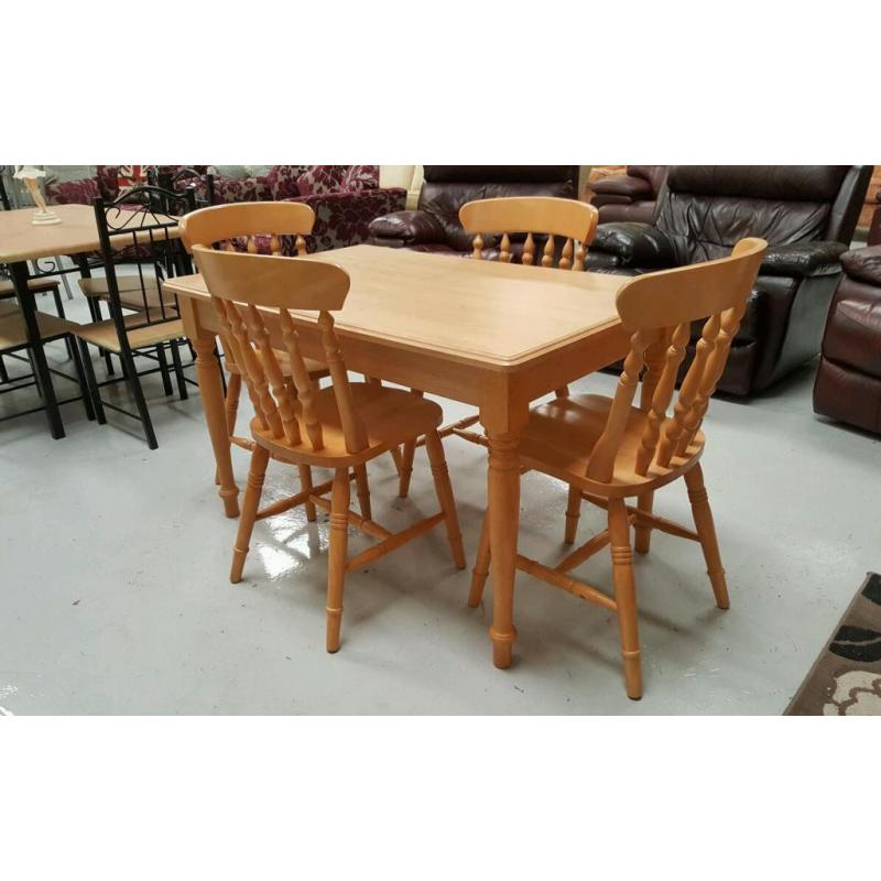 Solid dinning table with 4 chairs like new