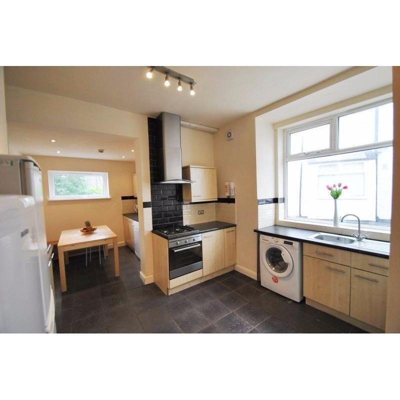 5 Double Rooms are in 10 Bedroom House, Available Now, Bills Included, Slade Lane