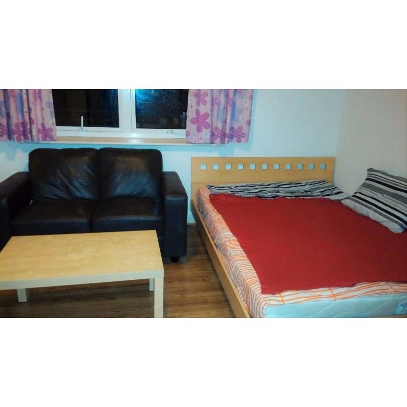 EXCELLENT LOCATION! CHEAP ROOM! YOU CAN NOT MISS THIS! BILLS IN