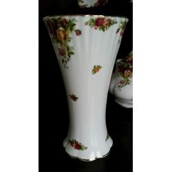 Old Country roses vase