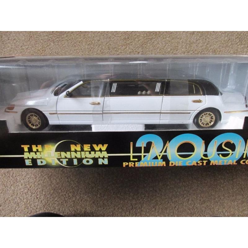 FORD LINCOLN LIMOUSINE 1:18 SCALE MODEL