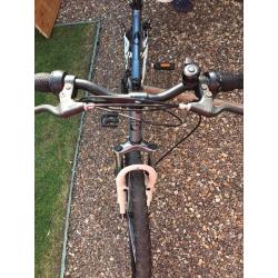 Muddy Fox Children's Bike with Disk Brakes and Front and Rear Suspension 18 gears.