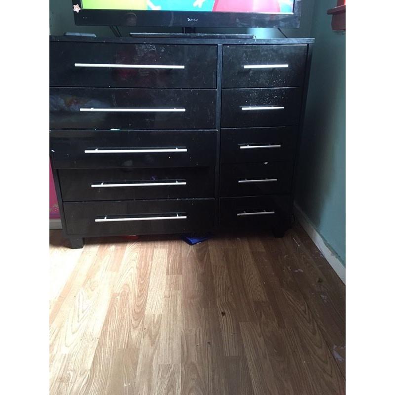 Black gloss wardrobe drawers and unit