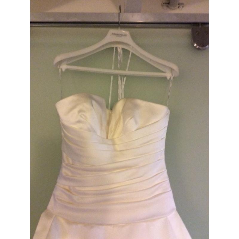 Pronovias Georgia wedding dress gown. Size 12. As new / never worn.