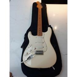 Fender Stratocaster-Left Handed-Polar White-Maple Neck-&-Vibro Champ A